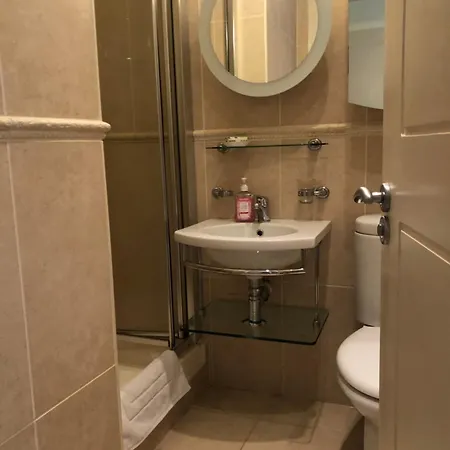 Homestay Druids Glen Spacious Private Double With En-suite *