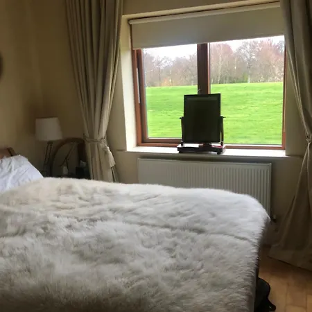 Druids Glen Spacious Private Double With En-suite Homestay Leabeg