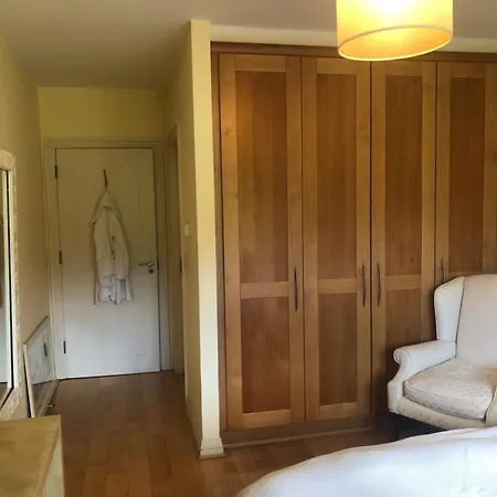 Druids Glen Spacious Private Double With En-suite Homestay