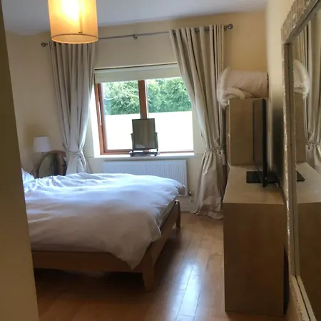 Druids Glen Spacious Private Double With En-suite Homestay