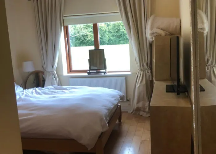 Private In Beside Druids Glen ホームステイ